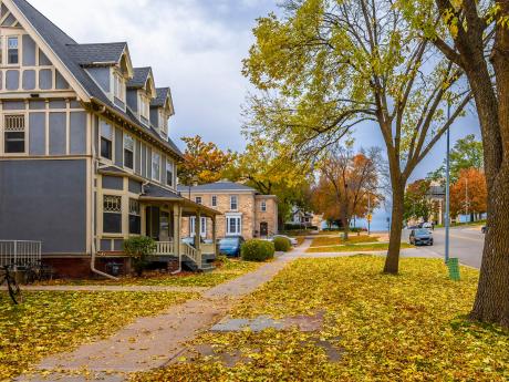 house in wisconsin during the fall